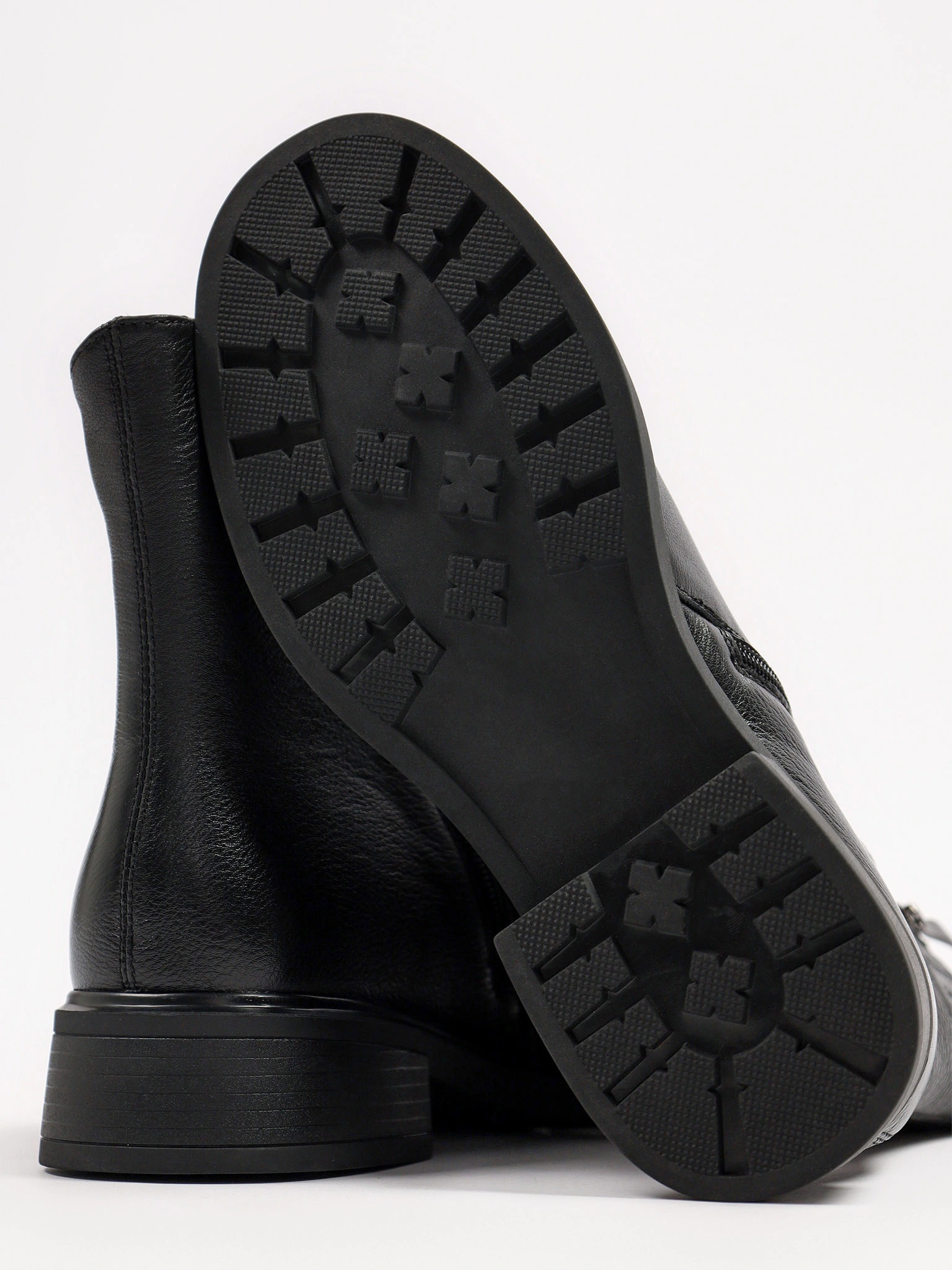 Ботинки черного цвета на среднем широком каблуке